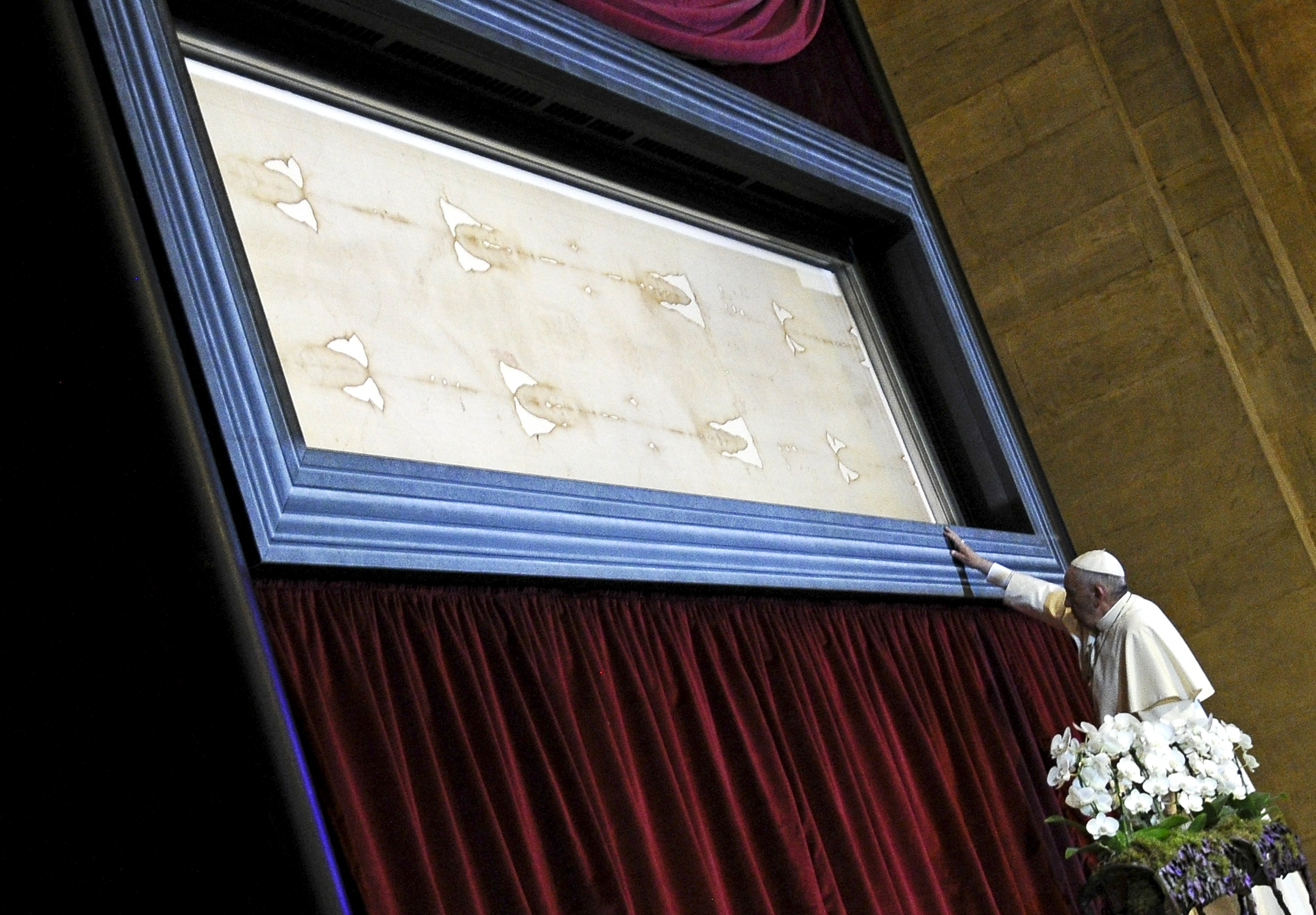 El Papa dice que el Santo Sudario refleja el rostro de cada persona que sufre