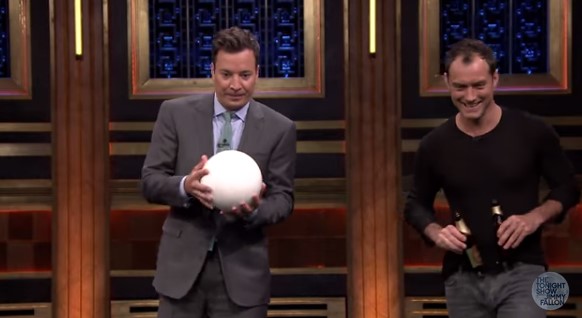 Así juegan “pool a gran escala” Jimmy Fallon y Jude Law