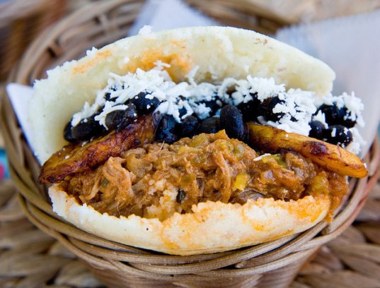 En la foto: Arepa de pabellón que va rellena de carne mechada, frijoles negros, queso blanco y plátanos / Buzzfeed