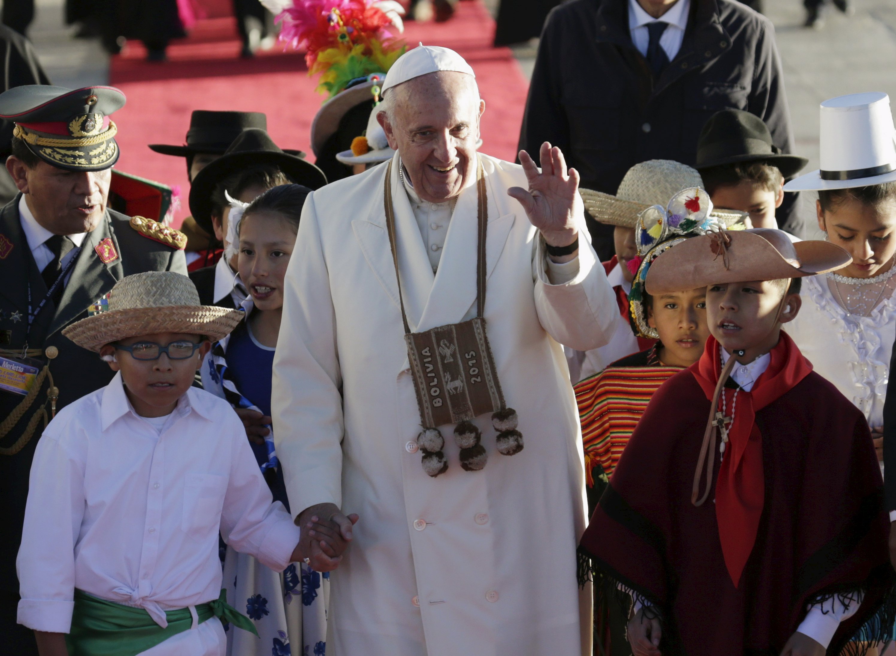 Papa Francisco tomó té de coca, manzanilla y anís en vuelo hacia Bolivia