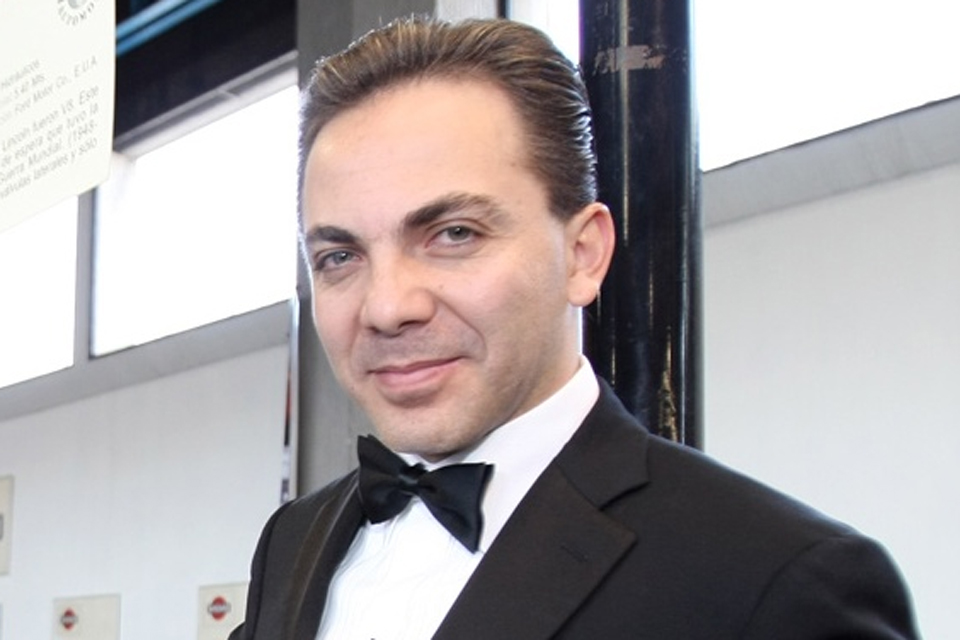 ¡Cristian Castro lo hizo otra vez! Filtran fotos del cantante vestido de mujer