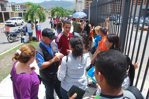 “¡Cédula laminada por favor!”, supermercados privados mantienen venta por terminal