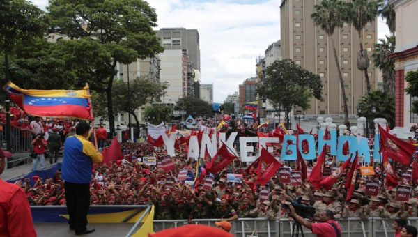 "O se está con Venezuela o se está con el imperio"gritaba Nicolás Maduro en un acto el 15 de marzo de 2015 al recibir del presidente de la AN, Diosdado Cabello, la Ley Antiimperialista / TeleSur 