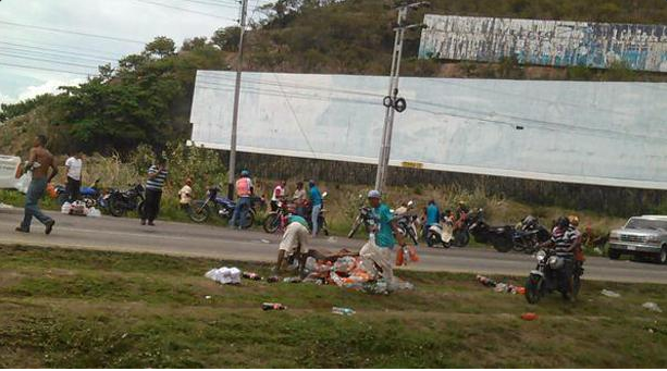 Saquean camión de refrescos volcado en la ARC