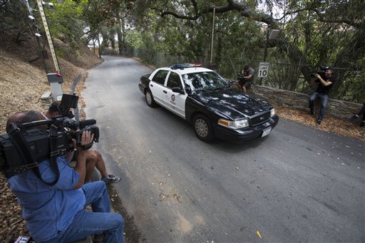 Una patrulla cerca de una casa propiedad de la actriz Demi Moore, en Beverly Hills, California, el domingo 19 de julio de 2015. Un hombre de 21 años se ahogó accidentalmente en la piscina del patio trasero de la casa el domingo en la mañana, dijeron funcionarios forenses. (Foto AP/Ringo H.W. Chiu)