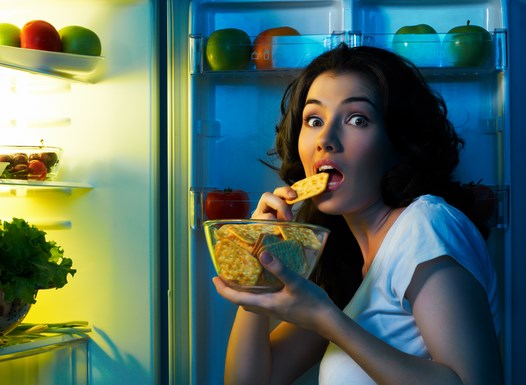 Descubre cómo dañas tu cuerpo al comer a media noche