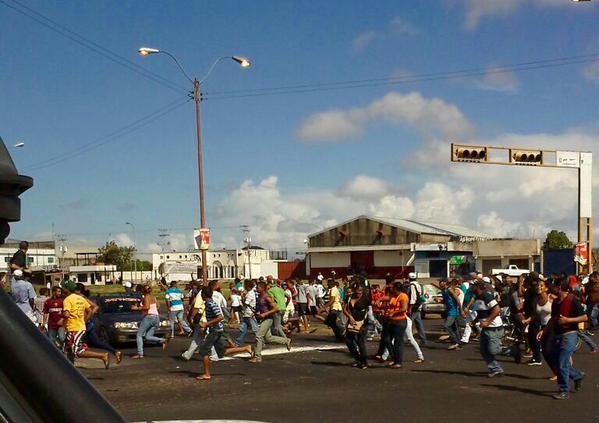 Así es el desespero de la gente en Guayana por un pollo (tuits)