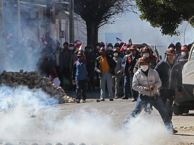 BOL111. LA PAZ (BOLIVIA), 22/07/2015.- Mineros bolivianos se enfrentan con policías hoy, miércoles 22 de julio de 2015, en La Paz (Bolivia). EFE/Martin Alipaz