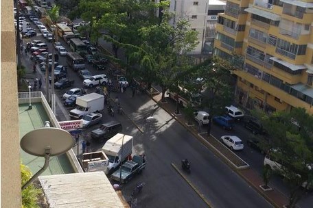 Pacientes de diálisis protestan en la Rómulo Gallegos por falta de insumos