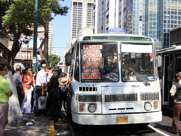 Transportistas piden fijar el pasaje en Bs 25