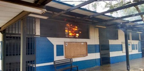 Encapuchados queman Centro de Estudiantes y dos vehículos en la UCLA  #2Jul