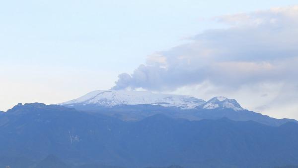 Suspenden operaciones de dos aeropuertos colombianos por cenizas del volcán Nevado del Ruiz