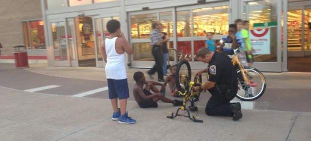 La imagen de un policía blanco ayudando a unos niños negros en EEUU conmociona las redes