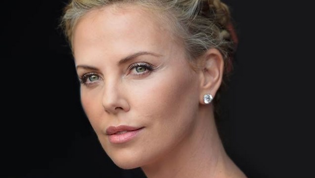 Charlize Theron habló sobre la noche en la que su madre mató a su padre