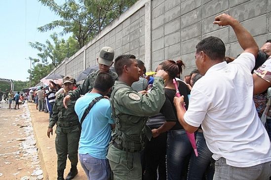 La cola por leche en polvo en Makro Puerto Ordaz, entre golpizas y disparos al aire