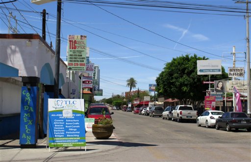 Foto: En la calle donde abundan los consultorios de dentistas en el pueblo de Los Algodones, México, que se encuentra en la frontera con California. Miles de estadounidenses y canadienses viajan cada año a Los Algodones para someterse a cuidades denatles confiables y accesibles. / AP