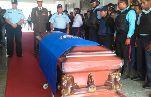 Foto: El oficial de la PA Nelson Javier Álvarez Hernández recibió los honores post mortem / laragueno.com.ve