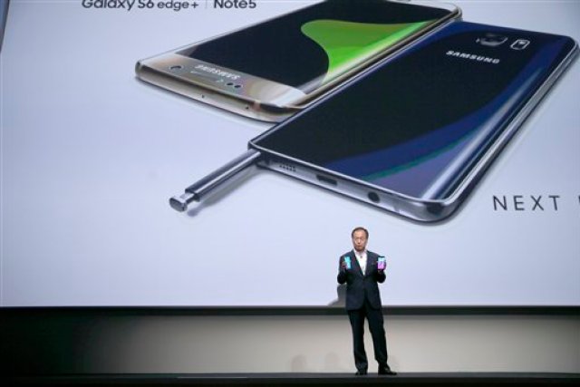 Jk Shin, presidente y director general de Samsung Electronics, sostiene el Samsung Galaxy S6 Edge Plus, izquierda, y el Samsung Galaxy Note 5 durante una presentación el jueves 13 de agosto de 2015 en el Centro Lincoln de Nueva York. (Foto AP/Mary Altaffer)