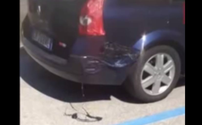 ¡WTF! Un carro se derrite por ola de calor en Italia (Video)