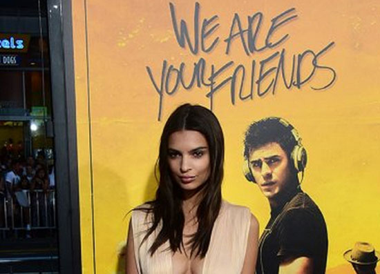 Emily Ratajkowski y su mega escote en el estreno de “We are Friends” (FOTOS)