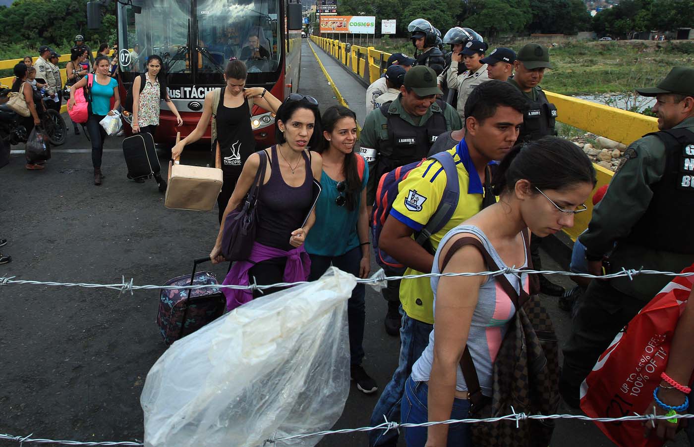 La GNB estaría cobrando peaje para permitirle a los colombianos sacar sus pertenencias