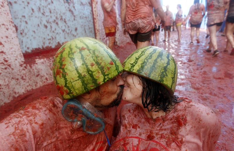 Localidad española se sumerge en caldo rojo en el 70 aniversario de la Tomatina (Fotos)