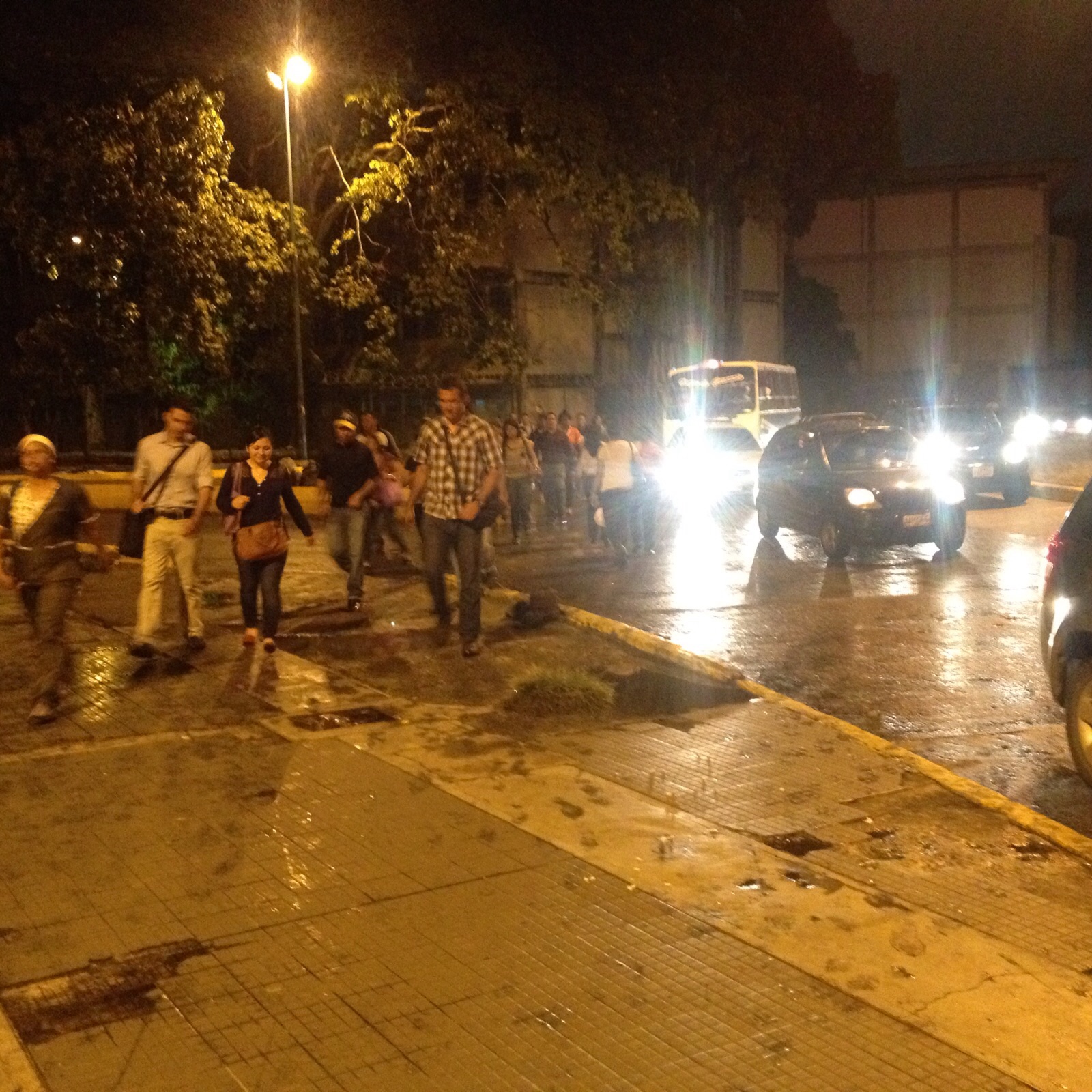 José Guerra: Mientras el Psuv celebraba el pueblo de El Valle y Coche sufría por inundaciones