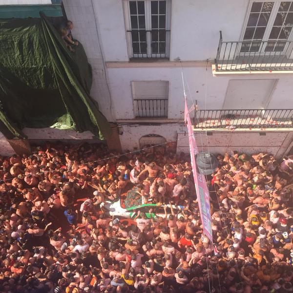 Así quedó el carro de Google que iba a grabar la Tomatina en España