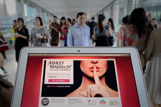 Renunció el jefe del portal para infieles Ashley Madison tras hackeo