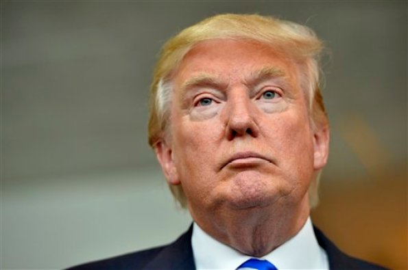 El precandidato presidencial republicano Donald Trump escucha durante una conferencia de prensa después de hablar en el Centro de Convenciones TD, el jueves 27 de agosto de 2015, en Greenville, South Carolina. (Foto AP/Richard Shiro)