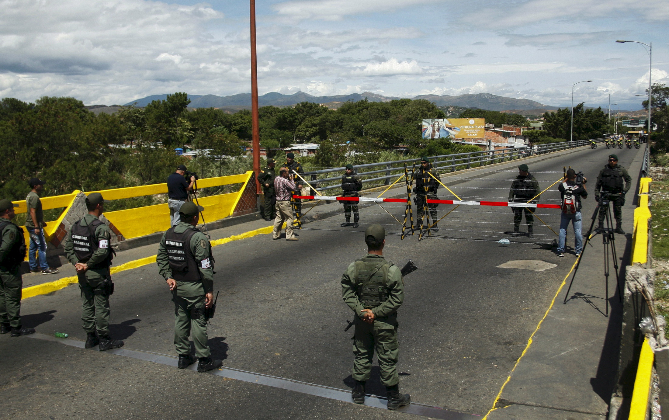 Piden ampliar paso peatonal por puentes fronterizos ante escasez de medicinas y alimentos