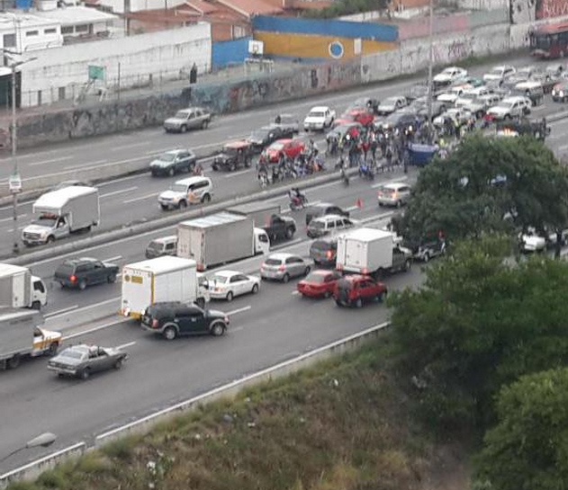 Carro volcado en la Francisco Fajardo a la altura del puente Santander