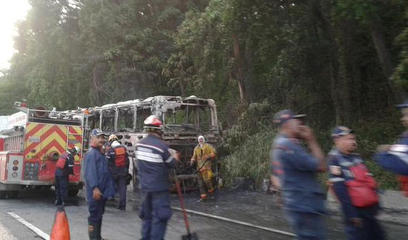 Congestión en la #ARC tras incendio de un autobús (Fotos)