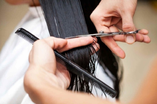 Colombianas deportadas venden su cabello para sobrevivir