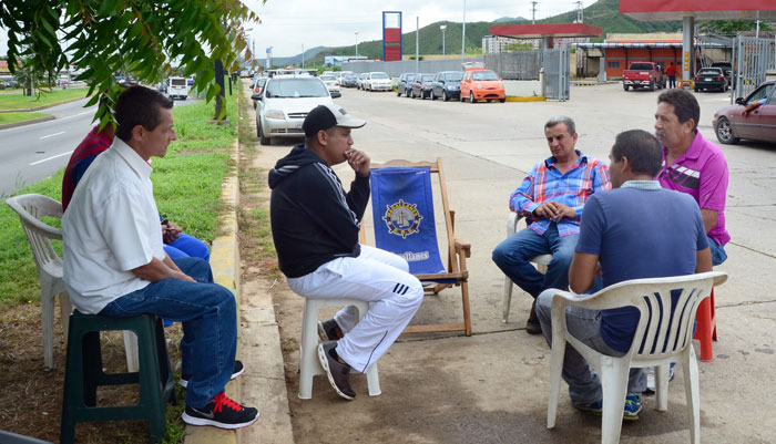 En Carabobo los compradores hacen hasta 20 días de cola por cauchos