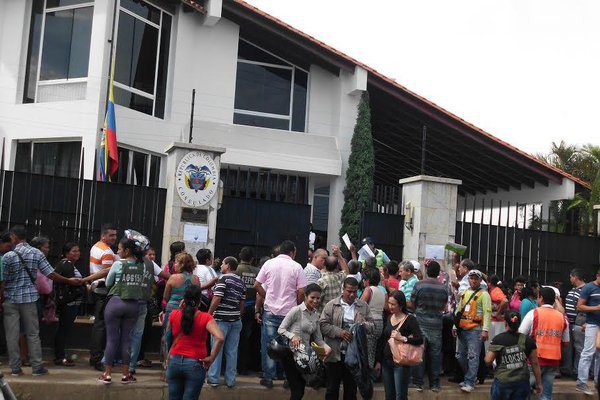 Se observan colas de personas para entrar al consulado de San Antonio