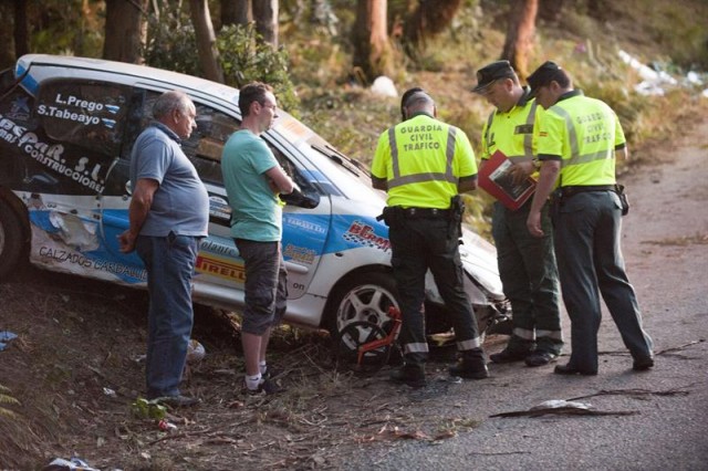 Vista del lugar donde esta tarde seis personas han muerto tras ser arrolladas por un coche que participaba en el Rally de A Coruña. El accidente ocurrió a las 20:00 horas en un tramo del recorrido a su paso por el municipio de Carral, en las inmediaciones de la iglesia de Paleo, donde uno de los coches se salió de la carretera. EFE/Cabalar