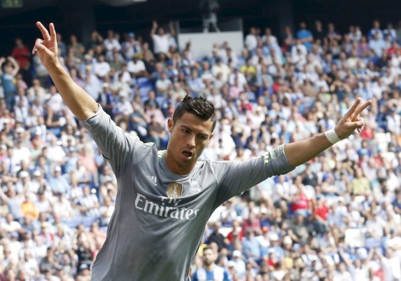 El delantero del Real Madrid Cristiano Ronaldo celebra un gol contra el Espanyol durante su partido por la Liga española, en Cornella de Llobregat, cerca de Barcelona, el 12 de septiembre de 2015. Ronaldo puso fin el sábado a lo grande a su sequía goleadora de inicio de temporada cuando marcó cinco goles en la victoria por 6-0 contra el Espanyol, convirtiéndose en el máximo goleador del club en la Liga. REUTERS/Albert Gea - RTSRLJ