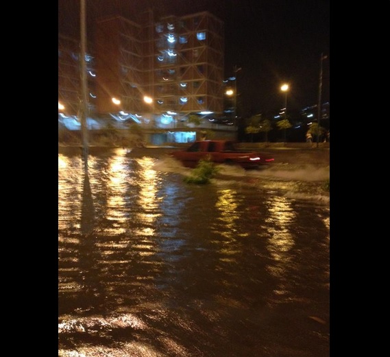 Cerrado el paso por la Avenida Libertador de Caracas por una mega laguna