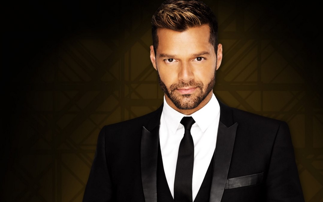 ¡Oh sí! Ricky Martín se convierte en Christian Grey (Video)