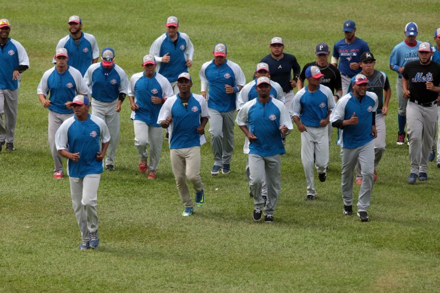 Los Tiburones de La Guaira realiza su primer entrenamiento en el estadio universitario para la temporada 2015 - 2016, de la LVBP Foto: Alejandro van Schermbeek 19/09/15