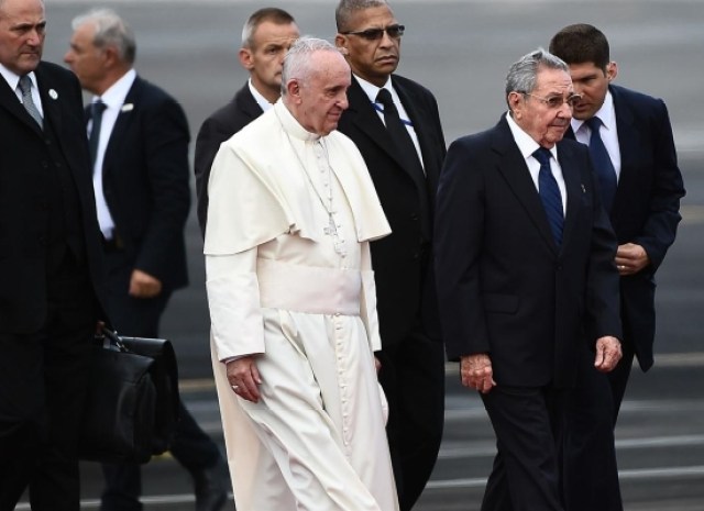 visita-papa-francisco-raul-castro-aeropuerto-cuba