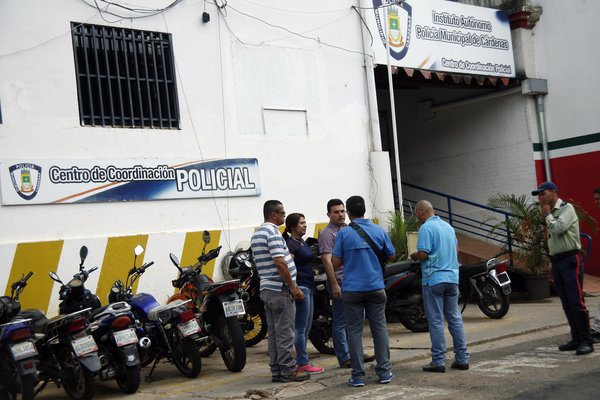 Tres reos muertos, uno evadido y una oficial herida dejó explosión de granada y tiroteo en Policárdenas