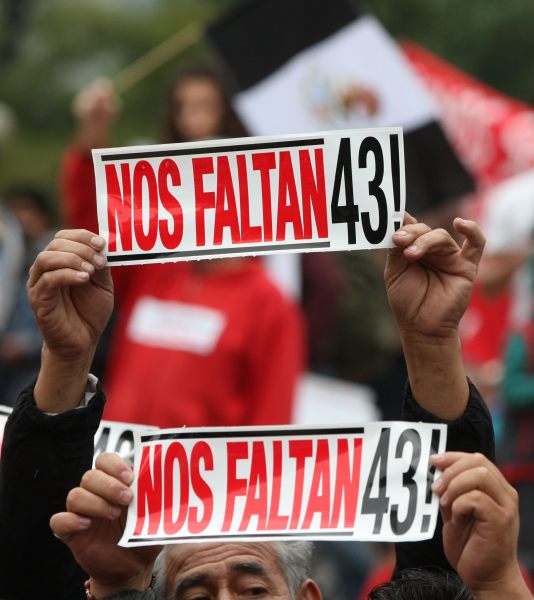 MEX13. CIUDAD DE MÉXICO (MÉXICO), 26/09/2015.- Miles de personas marchan con pancartas hoy, sábado 26 de septiembre de 2015, en calles de la Ciudad de México (México) para recordar el aniversario de la desaparición de 43 estudiantes de la Escuela Normal Rural de Ayotzinapa, que hace un año fueron secuestrados por policías corruptos del municipio mexicano de Iguala. La marcha que se está llevando a cabo en la capital mexicana, transcurre en calma y arrancó en torno a las 12:00 hora local (17.00 GMT) en las inmediaciones de la residencia presidencial de Los Pinos. EFE/Mario Guzmán