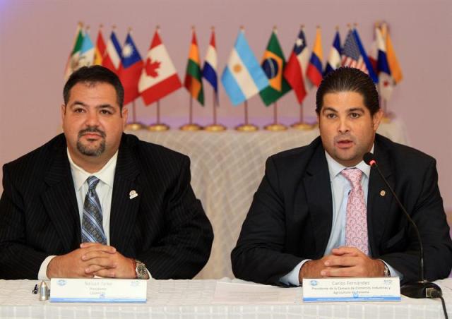 El presidente de la Cámara de Comercio de Panamá, Carlos Fernández (d), junto al presidente de la Cámara de Comercio Latina de los Estados Unidos (CAMACOL), Juan Miguel Moreno (i), participan en la reunión preparatoria del Congreso Hemisférico de CAMACOL hoy, martes 29 de septiembre de 2015, en Ciudad de Panamá. Los empresarios coincidieron hoy en la necesidad de modernizar el turismo en la región y reducir el impacto que pueda tener en las economías de la región el boom turístico que se prevé en Cuba tras el fin del embargo de Estados Unidos. EFE/Alejandro Bolívar