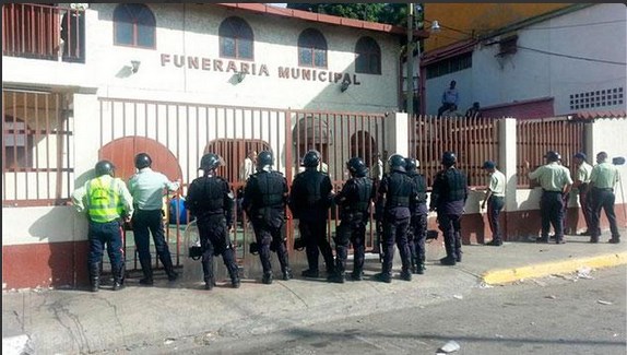 Reos de Poliguaicaipuro lanzan artefacto explosivo a sus custodios