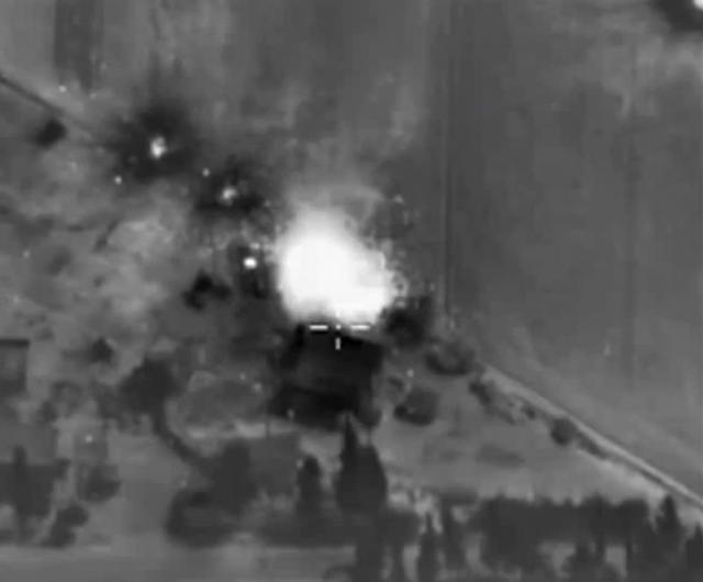 Captura de video facilitada por el Ministerio de Defensa ruso en su página web hoy, 1 de octubre de 2015, que muestra el bombardeo aéreo ruso en Siria. Aviones de guerra, que se cree que eran rusos, atacaron hoy zonas del pueblo de Al Latmane, en el norte de la provincia central siria de Hama, informó hoy el Observatorio Sirio de Derechos Humanos. La ONG, que tiene sede en el Reino Unido pero dispone de una amplia red de activistas sobre el terreno, no ofreció más detalles sobre este suceso. Ayer, la aviación de Rusia, aliada del régimen de Bachar al Asad, inició los ataques aéreos en el territorio sirio contra blancos del grupo terrorista Estado Islámico (EI), según aseguraron fuentes oficiales rusas y sirias, lo que fue desmentido por activistas y opositores. EFE/Russian Defence Ministry Press