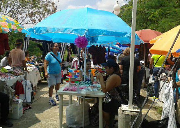 FOTOS: Venezolanos optan por ventas de garage para combatir la crisis económica