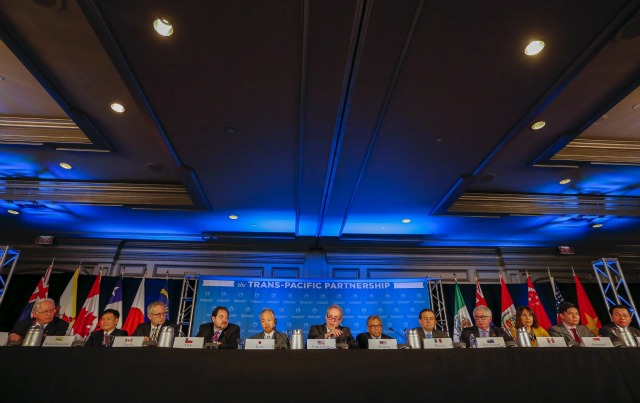 ATL01 ATLANTA (ESTADOS UNIDOS) 05/10/2015 .- Los representantes de doce países del Pacífico, incluyendo a Estados Unidos, dan una rueda de prensa en Atlanta, Estados Unidos, hoy 5 de octubre de 2015, tras alcanzar un acuerdo para el más ambicioso pacto comercial jamás logrado, que representa el 40 % de la economía mundial. El acuerdo final pone en vía de aprobación al importante Tratado de Asociación Transpacífico (TTP, por su sigla en inglés). EFE/Erik S. Lesser