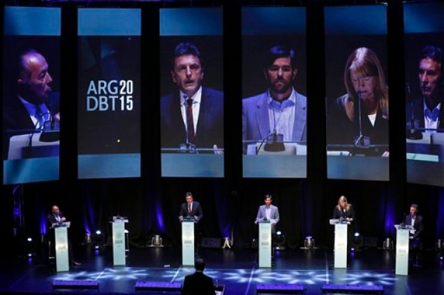 De izquierda a derecha, los candidatos presidenciales Adolfo Rodríguez Saá, Sergio Massa, Nicolás del Cano, Margarita Stolbizer y Mauricio Macri participan en un debate en Buenos Aires, Argentina, el domingo 4 de octubre de 2015. Las elecciones generales están programadas para el 25 de octubre de 2015.  AP